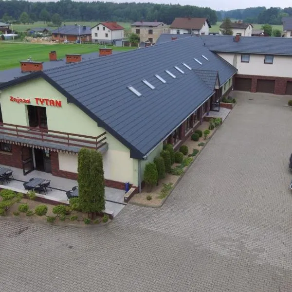 Zajazd Tytan，位于Kochanowice的酒店