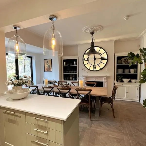 Stunning Town House in City Centre- Free Parking!,位于巴斯的酒店