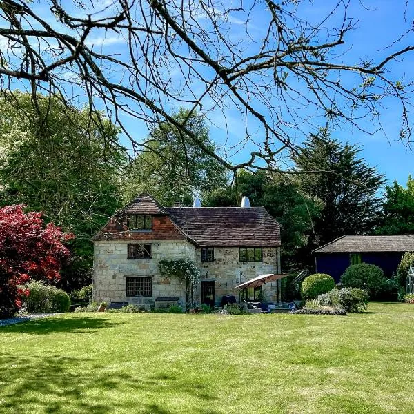 Historic Luxury 18th C Listed Barn Apartment，位于Maresfield的酒店