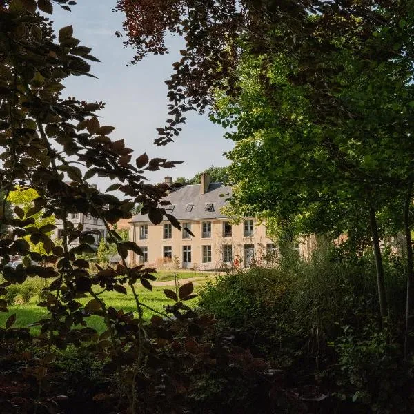 Hôtel les Prés，位于Saint-Hilaire-le-Châtel的酒店