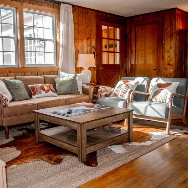 Birch House: Cozy Cabin 5 min from Okemo，位于拉德洛的酒店