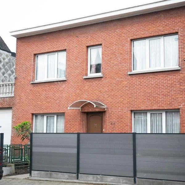 Cozy family home near LottoArena Antwerpen,位于安特卫普的酒店