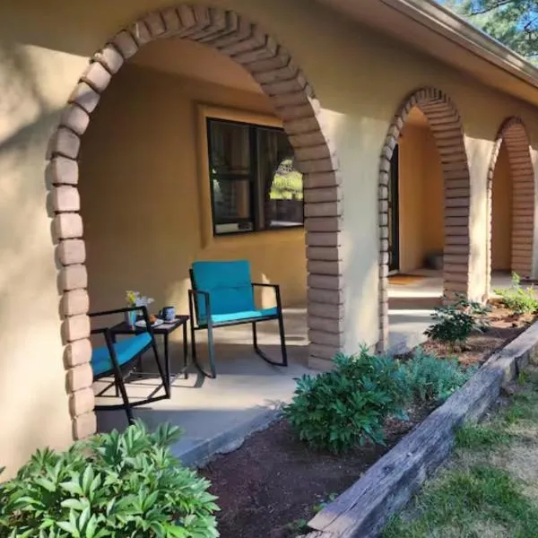 Chic Country Home in the Woods with Hot Tub，位于鲁伊多索的酒店