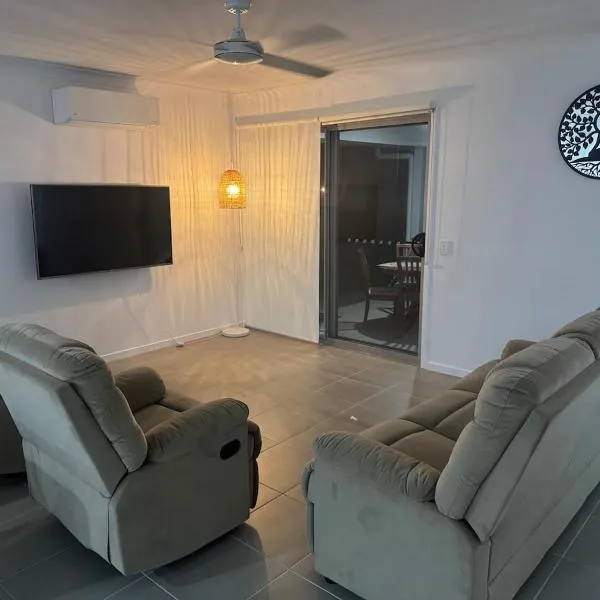 Entire home in ParkRidge 4BedR 2BathR 3LivingR 8PP，位于Park Ridge的酒店
