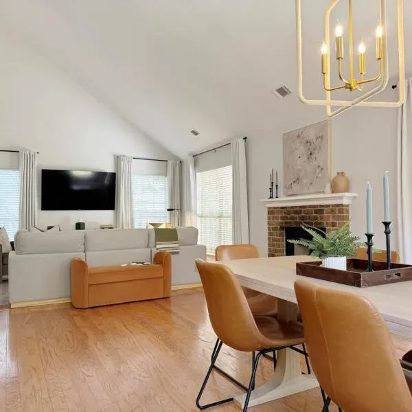 Charming Cottage for Family and Dogs near Beach & City，位于萨凡纳的酒店