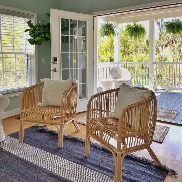 Large Home w Spa Midway to Savannah & Tybee Island! Dog friendly Venue，位于萨凡纳的酒店