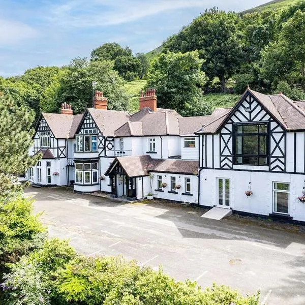 Delightful holiday home with sea views and Hot Tub，位于Penmaen-mawr的酒店
