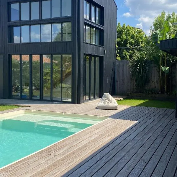 Poolside Retreat in Le Bouscat，位于勒布斯卡的酒店
