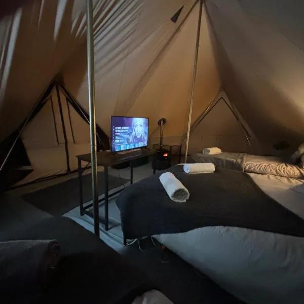 Cozy Hot Tent with Log Burner & Hot Tub Left Tent，位于德维兰的酒店