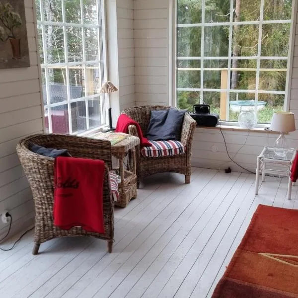 Mysig stuga med sjöutsikt，位于Bergshamra的酒店