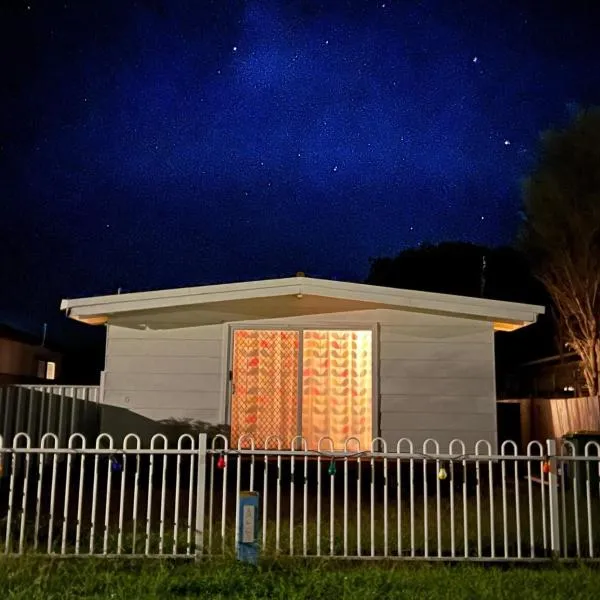 The Shack Culburra Beach- retro cool location pool table tiki bar，位于卡尔布拉海滩的酒店