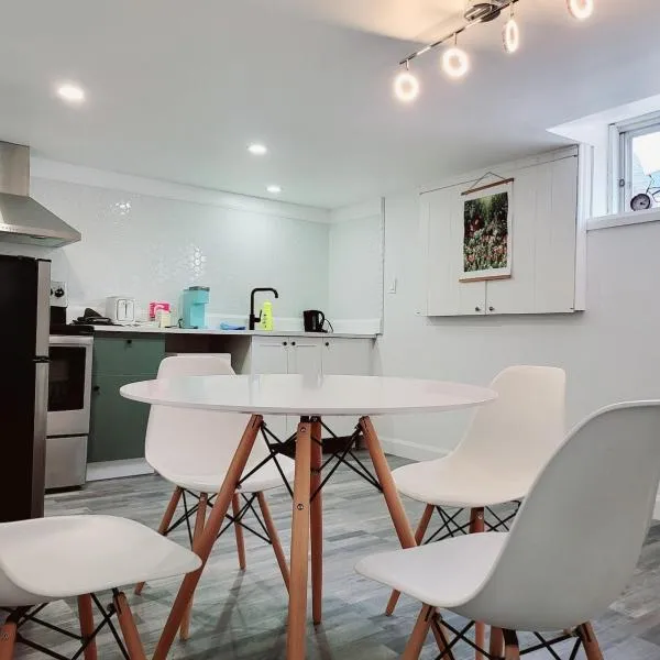 10 minutes to Montreal entire place 2 bedrooms private entrance，位于Laprairie的酒店