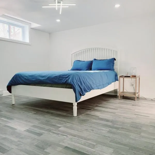 10 minutes to Montreal entire place 2 bedrooms private entrance，位于Laprairie的酒店