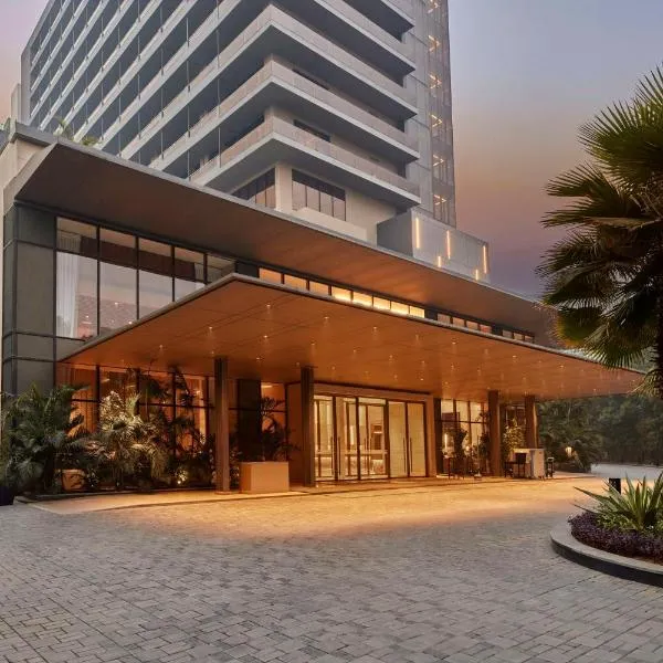 Hilton Gurugram Baani City Centre，位于古尔冈的酒店