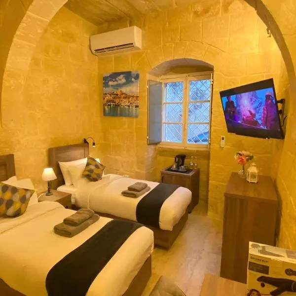 Ancient Maltese House with modern interior 3 min away from Airport TAL-PINU，位于Gudja的酒店