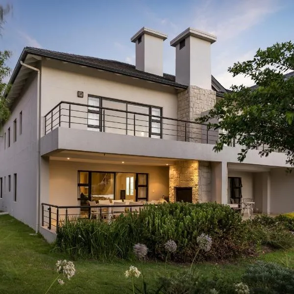 Pearl Valley family golf lodge on nature lake with mountain views，位于Simondium的酒店