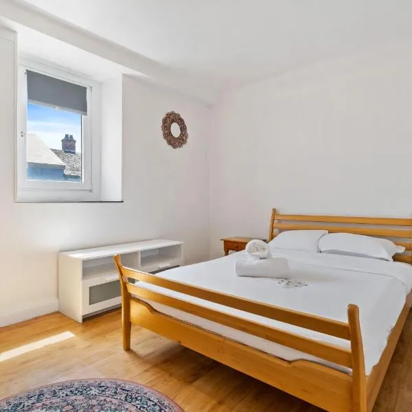 Cozy 3BR Townhome Walk to City Center & Park Free，位于卢森堡的酒店