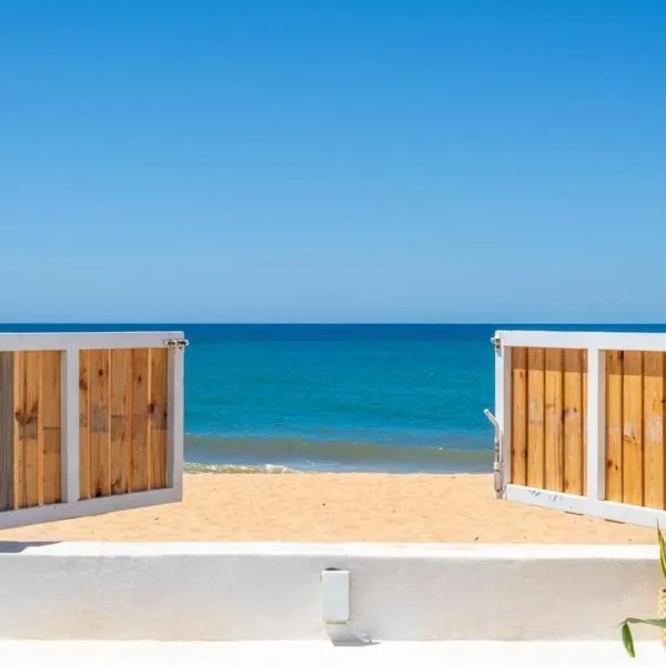 Beach front right on the Sand Luxury semi-detached 3 bed Villa，位于法鲁的酒店