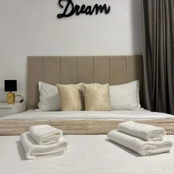 Dream - Hotel Experience with ExtraSpace, QuietArea, Balcony, FreeParking，位于比斯特里察的酒店
