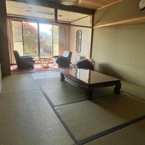 令德湖畔山荘，位于山中湖村的酒店