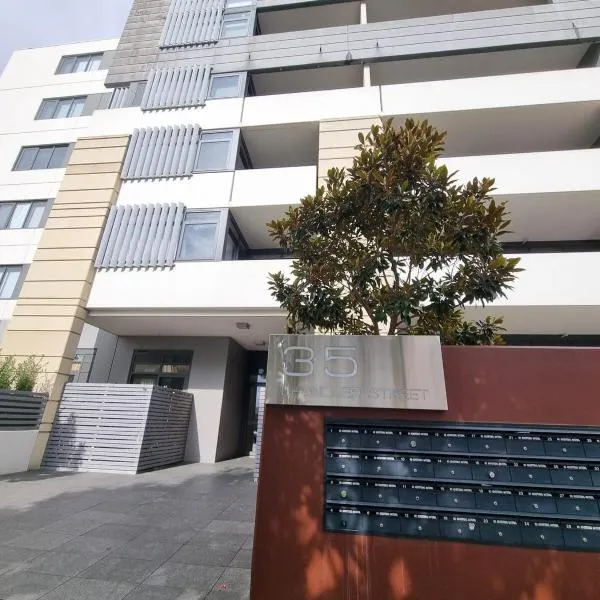 Modern 1 Bedroom apartment with Pool, Gym & Water Views，位于贝尔康嫩的酒店