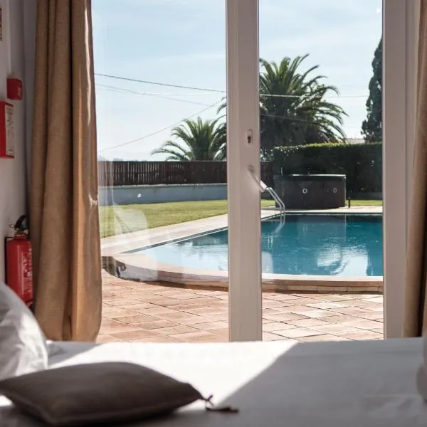 A Casa Branca - with Pool & Jacuzzi，位于圣孔巴当的酒店