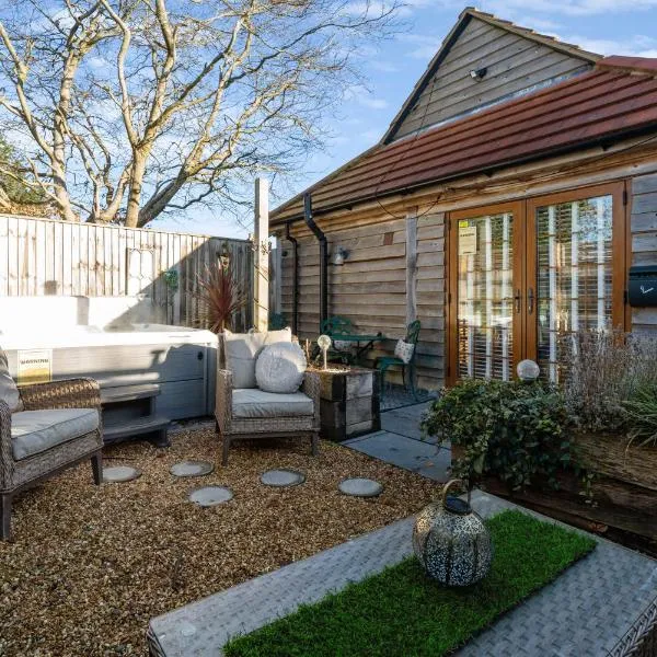 Countryside Barn with Hot Tub in New Forest，位于Hordle的酒店