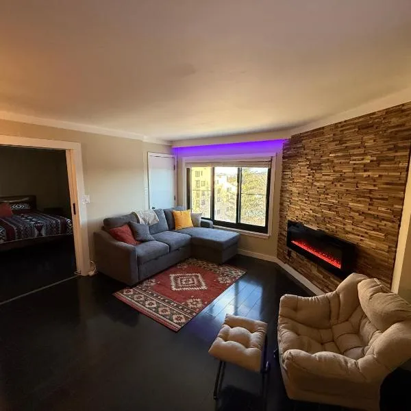 Unique 2 Bed, 2 Bath with In & Out Night Skiing，位于斯诺肖的酒店