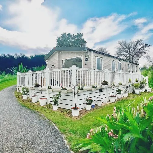 Caravan by Seaside with Hot Tub in Cornwall countryside，位于Porth的酒店