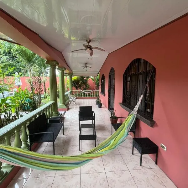 Villa tico House，位于Cariari的酒店