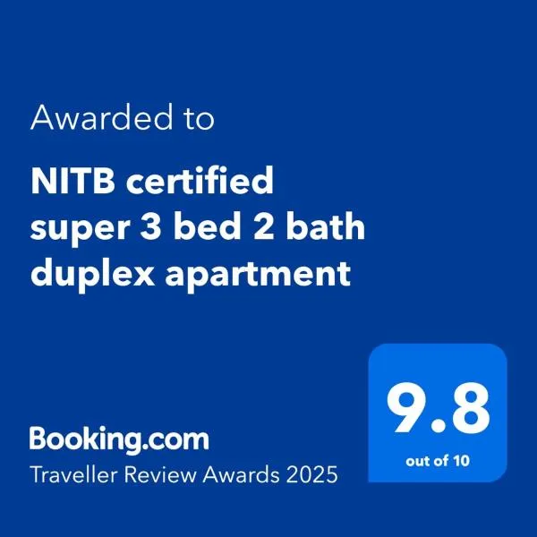 NITB certified super 3 bed 2 bath duplex apartment，位于Carnmoney的酒店