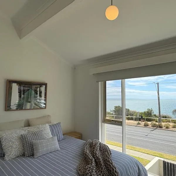 Stunning water views - Bayside Beach House Mornington，位于莫宁顿的酒店
