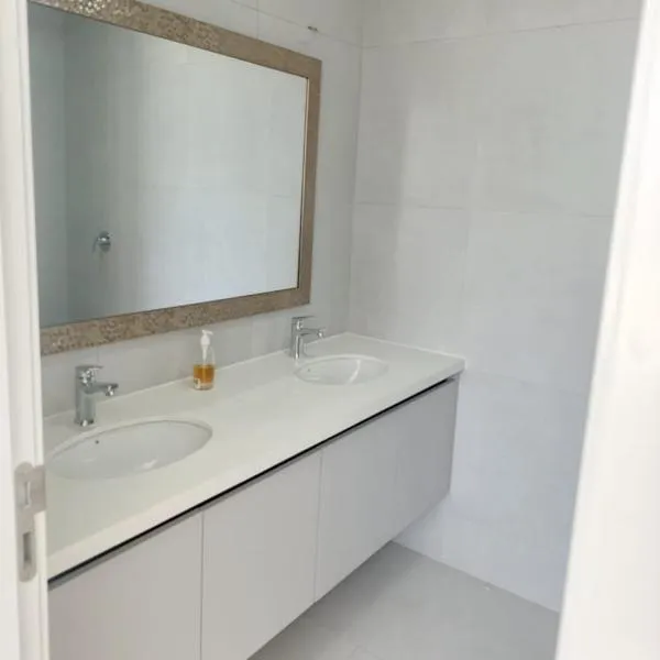 Departamento en edificio Bari de Karibao，位于Engabao的酒店