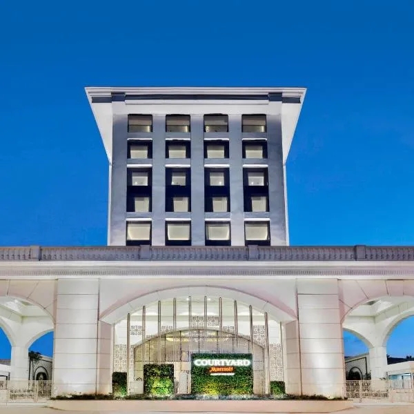Courtyard by Marriott Bengaluru Hebbal，位于班加罗尔的酒店