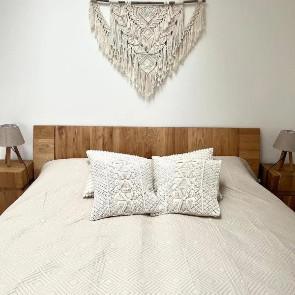 Charming studio near Prague Airport，位于Tuchoměřice的酒店