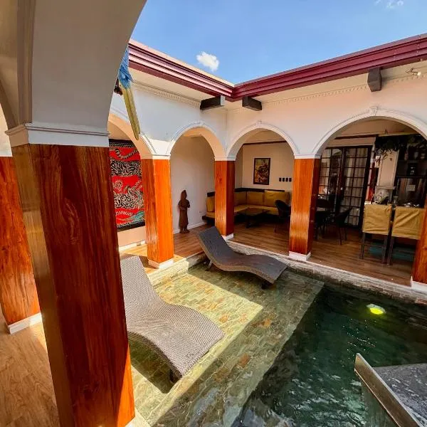 Golden Gorilla Villa with private pool & jacuzzi，位于安吉利斯的酒店