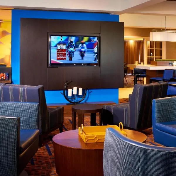 底特律尤蒂卡万怡酒店，位于由提卡的酒店