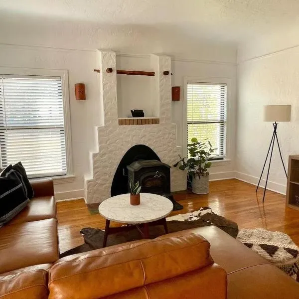 Courthouse Corner - Beautiful adobe, pet friendly，位于马尔法的酒店