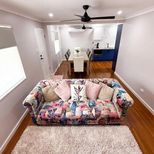 Chic Retreat Vintage and Modern，位于Garbutt Station的酒店