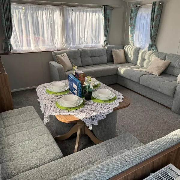 Haggerston Castle - Caravan - Sleeps 6 - Parking，位于特维德上游的贝里克的酒店