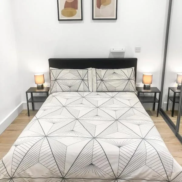 1-BR Flat next to Heathrow Airport London, 3-Beds, Free Parking，位于哈姆斯沃思的酒店