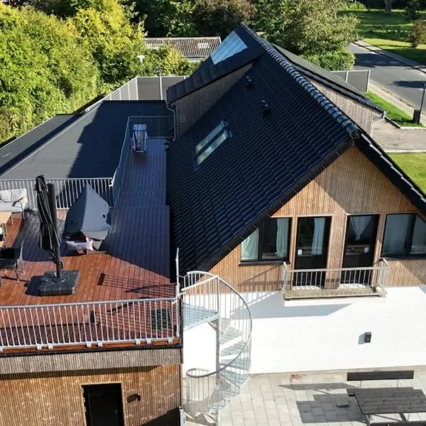 The Butterfly - House in Odense for 7 Persons with Luxury Rooftop Deck & Free Parking，位于欧登塞的酒店