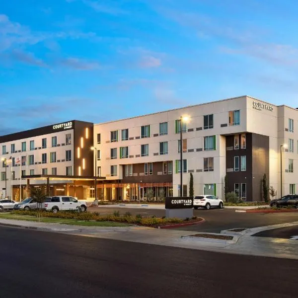 Courtyard by Marriott Fresno Clovis，位于克洛维斯的酒店