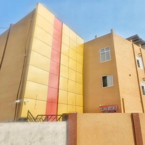 Ojas Royale - Banquet and Hotel，位于Prayagraj的酒店