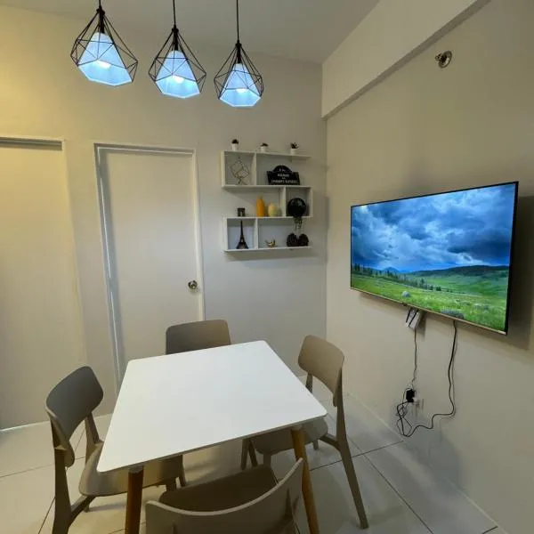 Naga City Centro 2BR River view Condominium with Fiber Internet，位于那牙的酒店