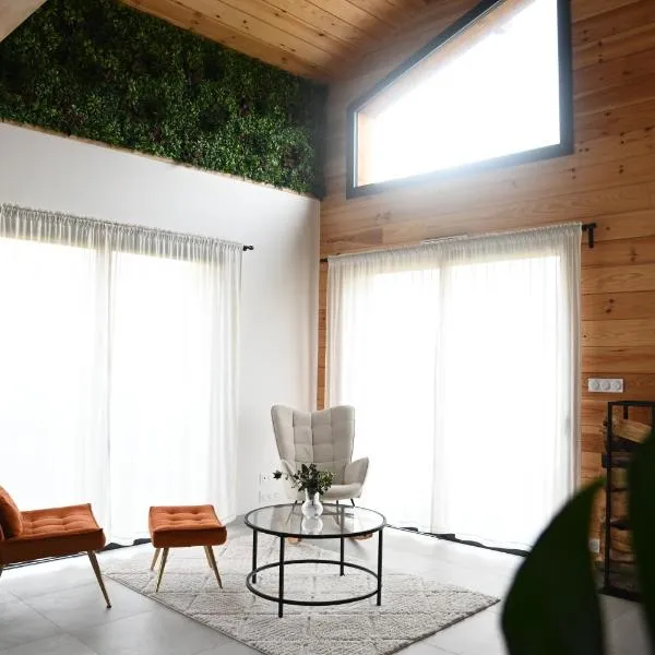 Pinéa Lodge - Chalet Authentique en Pin des Landes，位于Saint-Yaguen的酒店