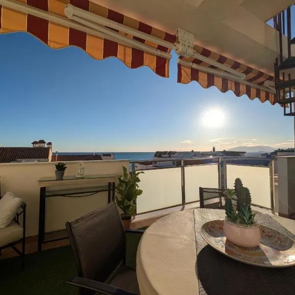 Ático Mediterráneo con Terraza y Solárium en el centro y a un paso del mar en Rincón de la Victoria，位于林孔-德拉维多利亚的酒店