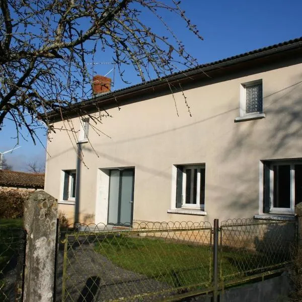 Location des longères，位于Brux的酒店