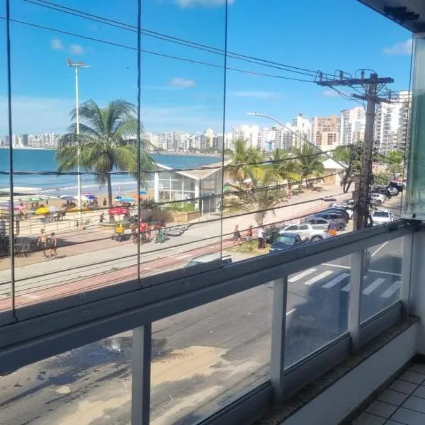 Apartamento na Avenida BEIRA MAR -PÉ NA AREIA -VISTA TOTAL PARA O MAR -ÚNICO SENSAÇÃO DE CASA TÉRREA A BEIRA MAR - COZINHA EQUIPADA -AIR FRYER -ÁREA DE CHURRASCO PRIVATIVA- TVS SMART- DISNEY PLUS E OUTROS-PRAIA IDEAL PARA CRIANÇAS-PET FRIENDLY，位于瓜拉派瑞的酒店