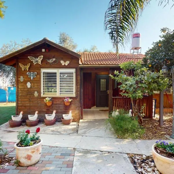 בית הזורע של רשת לב הגולן - 5 צימרים מדהימים עם בריכה משותפת מחוממת ומקורה ליד הכנרת，位于米纳的酒店